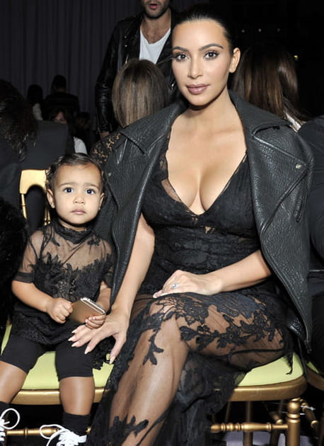 Kim Kardashian, en dentelle au défilé Givenchy