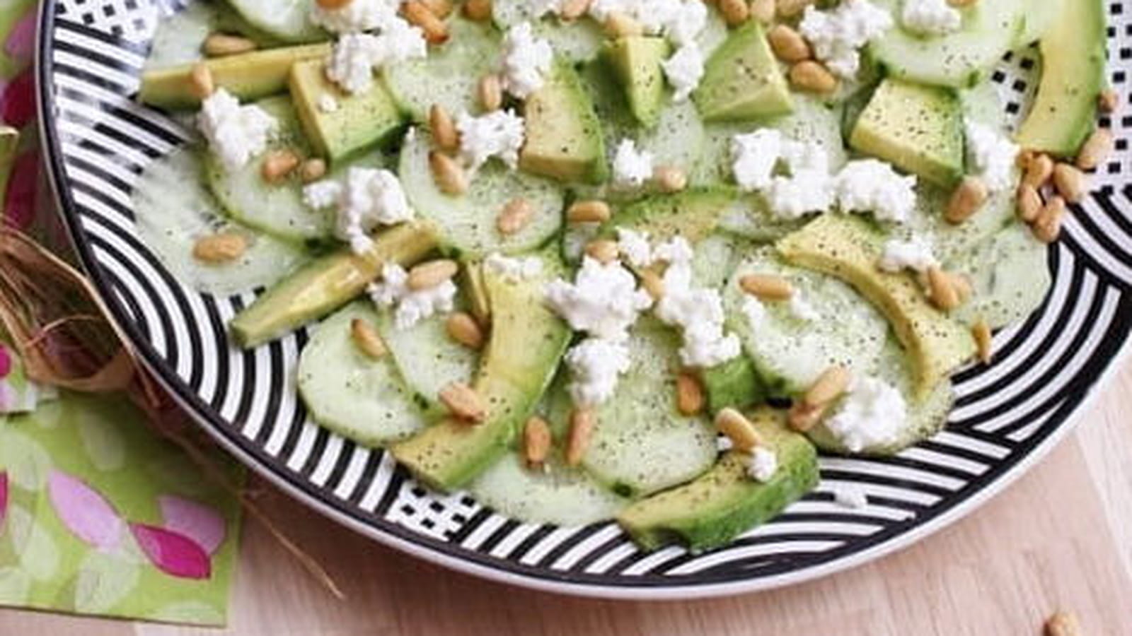 Salade végétarienne de concombre, avocat, chèvre frais et pignons