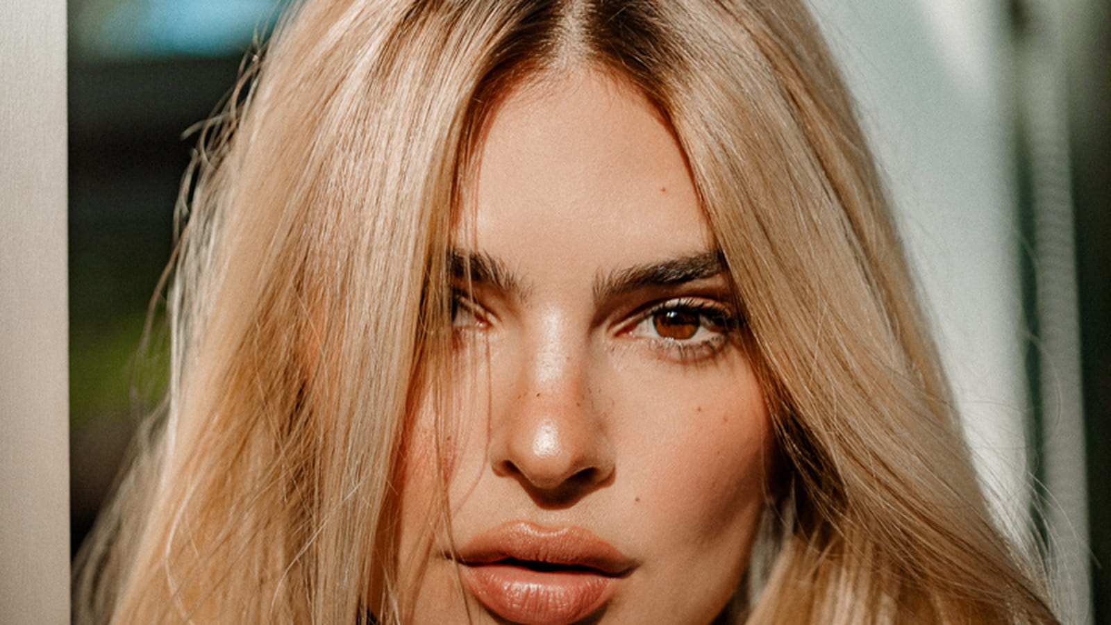 Emily Ratajkowski en blonde