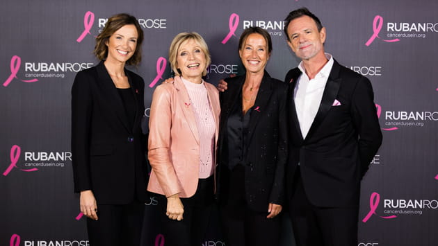 Isabelle Ithurburu et Evelyne Dhéliat posent avec Sandrine Planchon et Franck Besnard à la soirée Ruban Rose