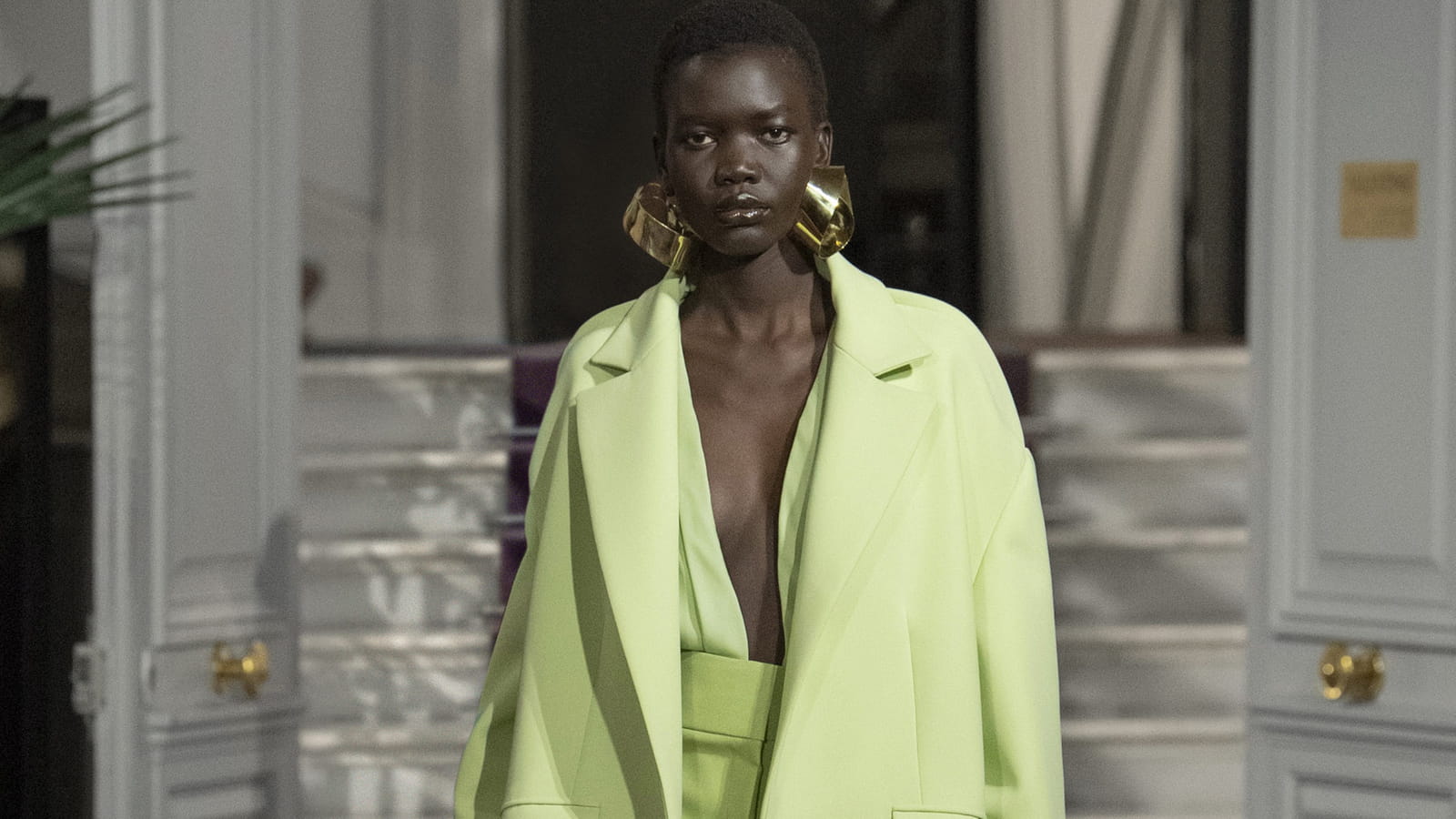 Look 35 du défilé Valentino