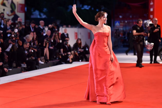 Dakota Johnson salue la pl&egrave;be