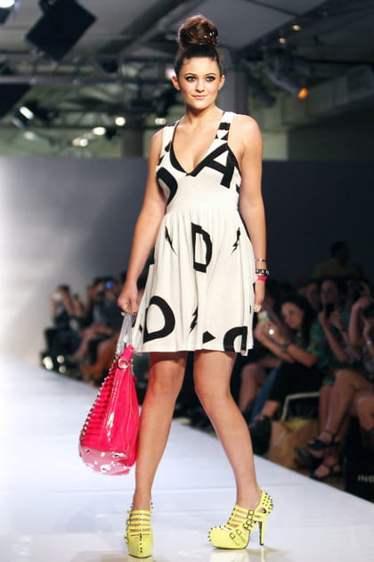 Kylie Jenner en robe &agrave; lettres