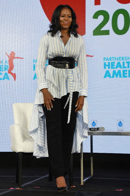 Michelle Obama en chemise asymétrique ceinturée