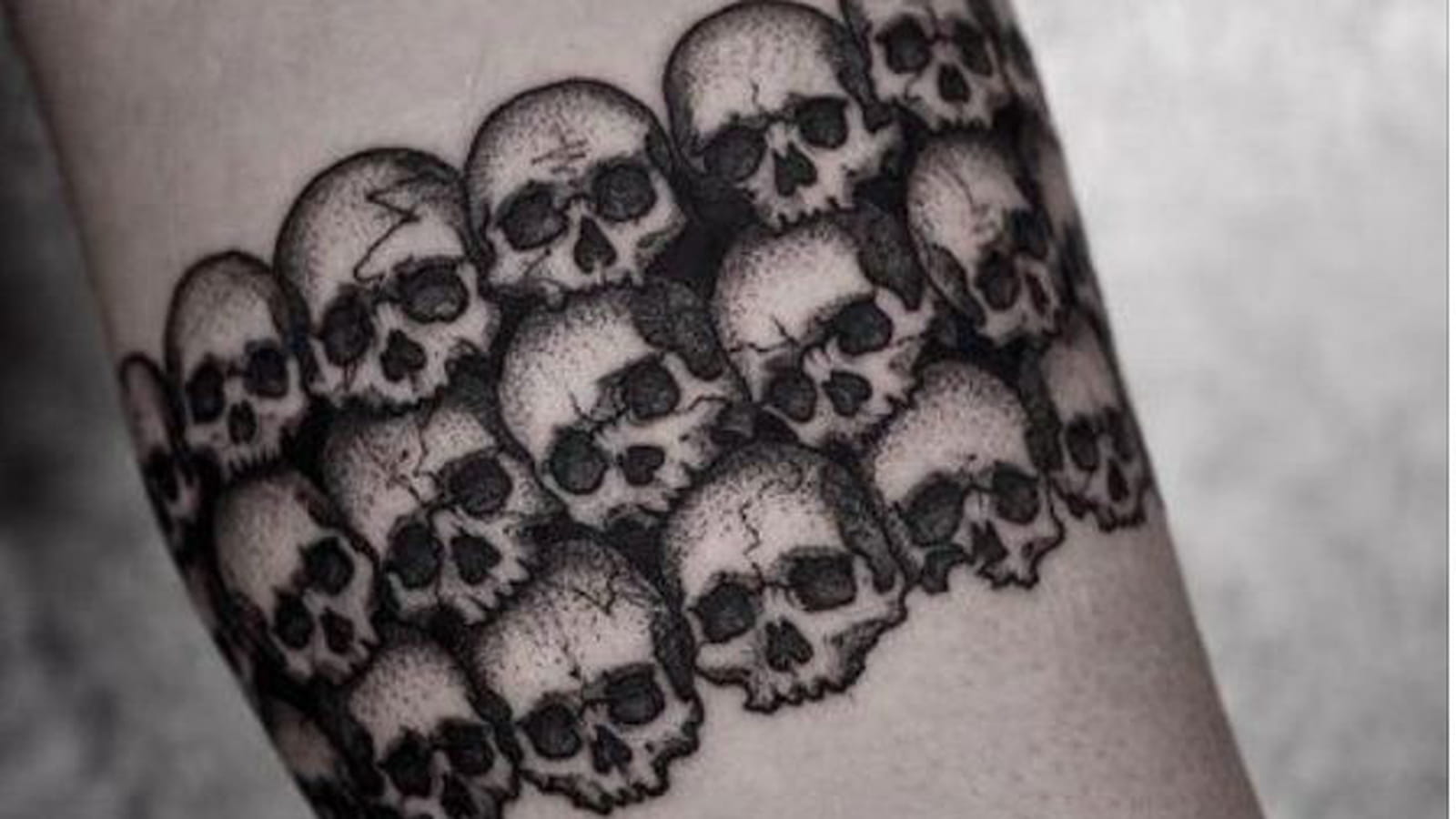 Têtes de mort autour du bras