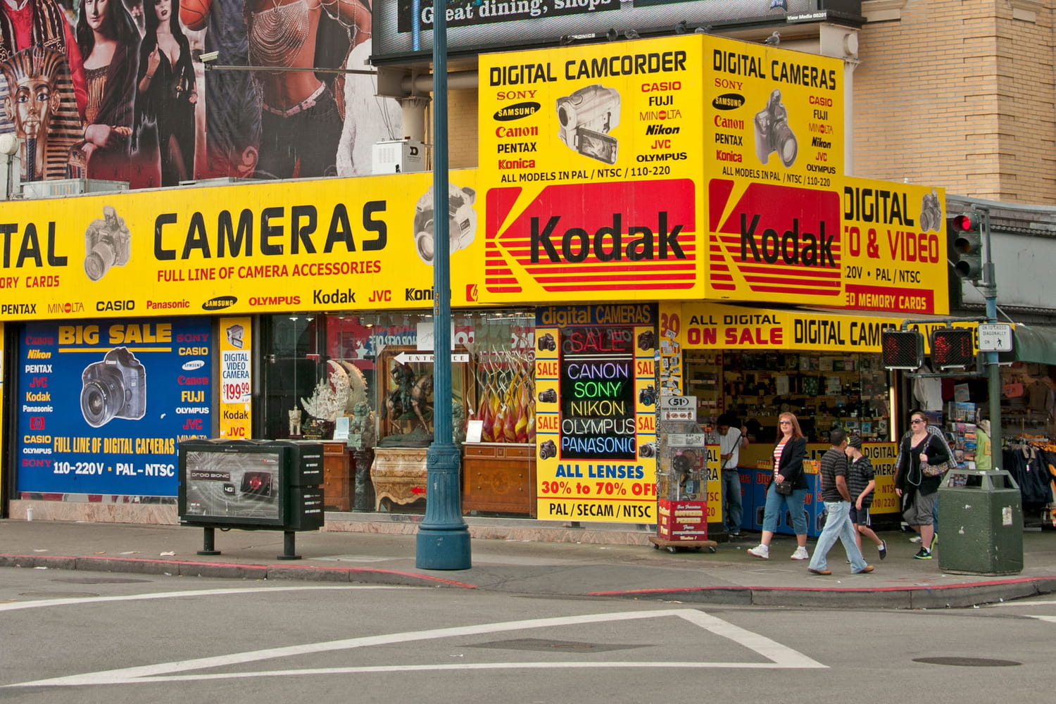 After his bankruptcy, Kodak returns with this cult object of 80’s reinvented as an unexpected fashion accessory