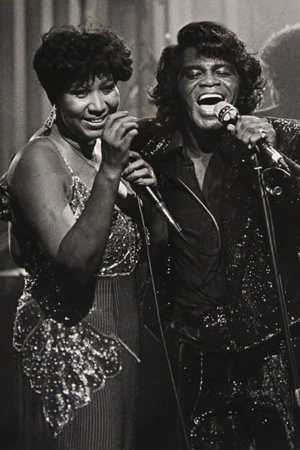 Aretha Franklin enregistre dans un club de Détroit avec James Brown en 1987