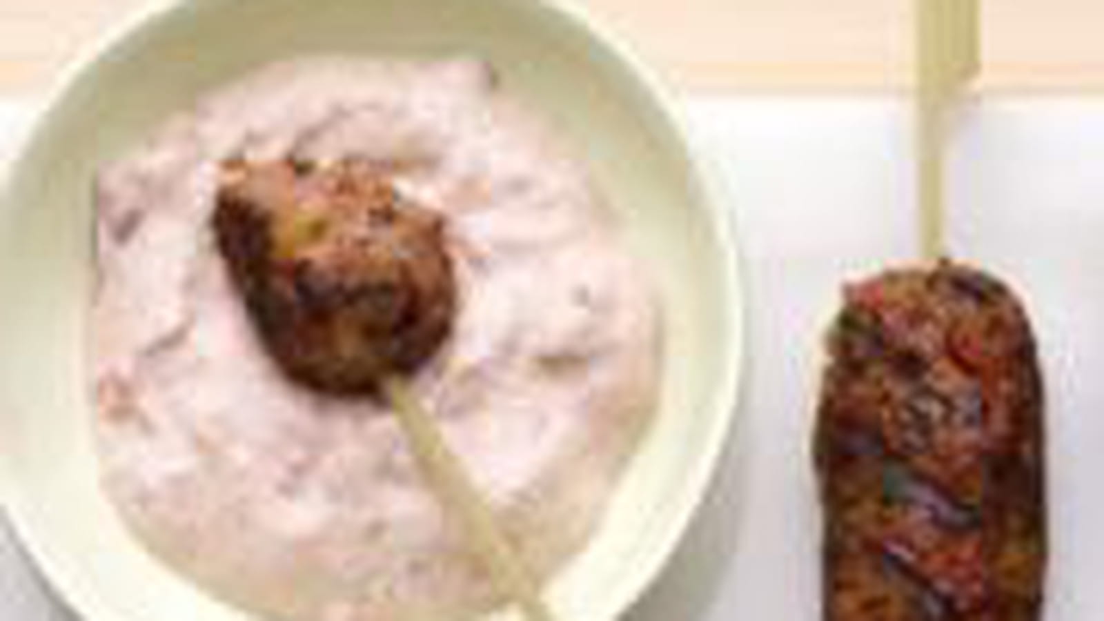 Keftas d'agneau et de banane plantain, sauce à la tomate et au yaourt
