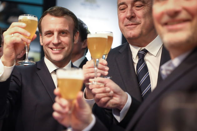 Emmanuel Macron l&egrave;ve le coude