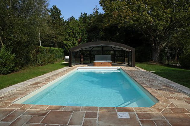 Une piscine enterr&eacute;e classique