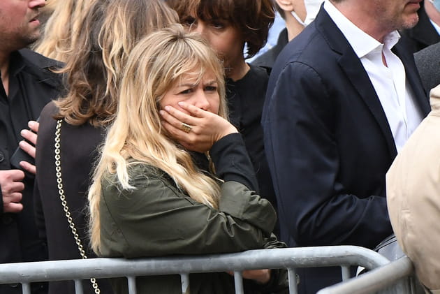 Enora Malagr&eacute; assiste &agrave; l'arriv&eacute;e du cercueil de Guy Bedos