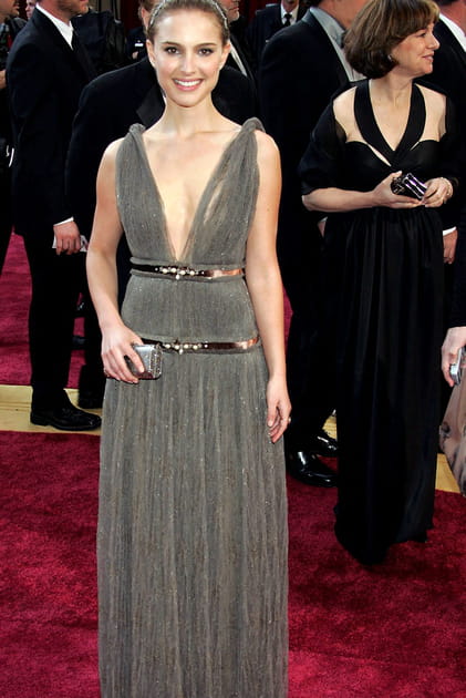 Natalie Portman en robe longue grise en tulle au décolleté plongeant Lanvin