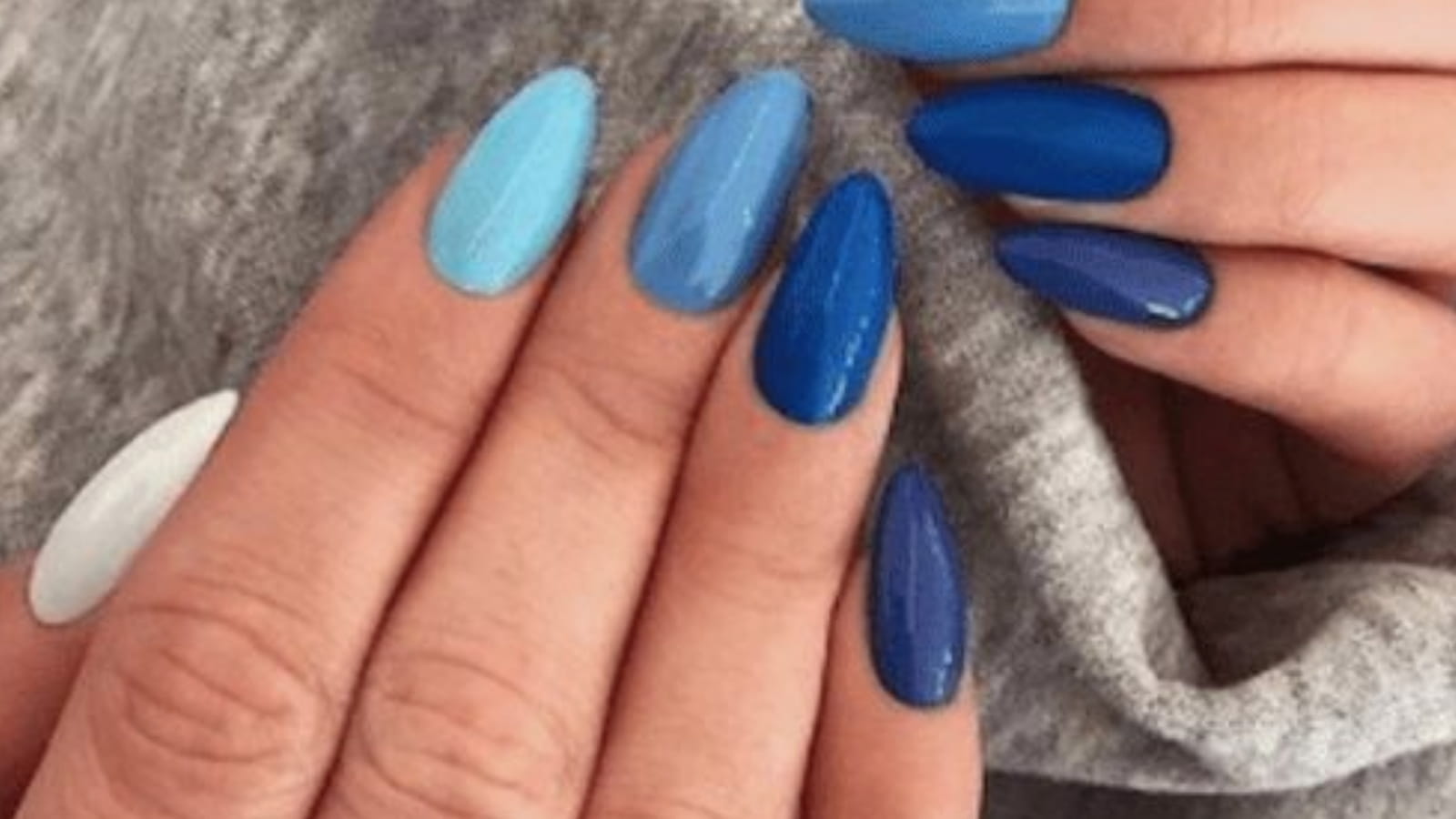 Une manucure avec un camaïeu de bleu