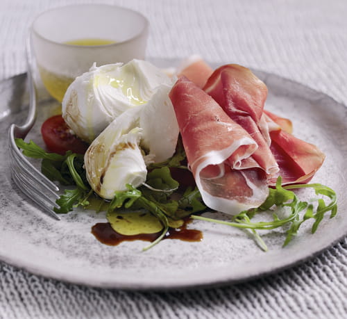 Jambon de Parme et mozzarella sur lit de roquette, huile d'olive extra vierge et vinaigre balsamique