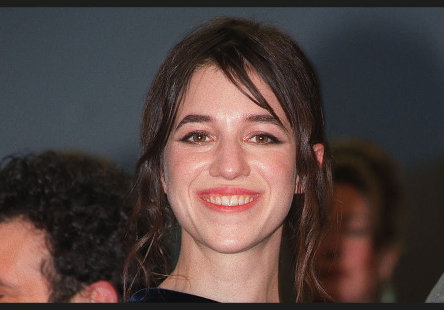Charlotte Gainsbourg, chic avec ses m&egrave;ches ondul&eacute;es