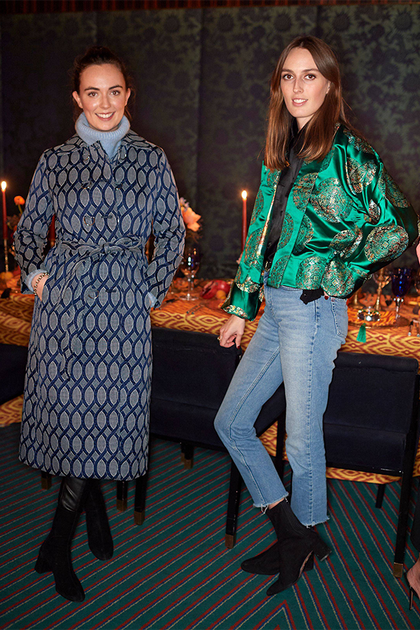 Alice et Eliza Manners en vestes imprim&eacute;es