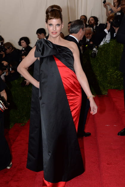 Linda Evangelista en robe asym&eacute;trique rouge et noir