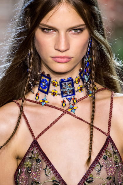 Le chocker ethnique du d&eacute;fil&eacute; Roberto Cavalli