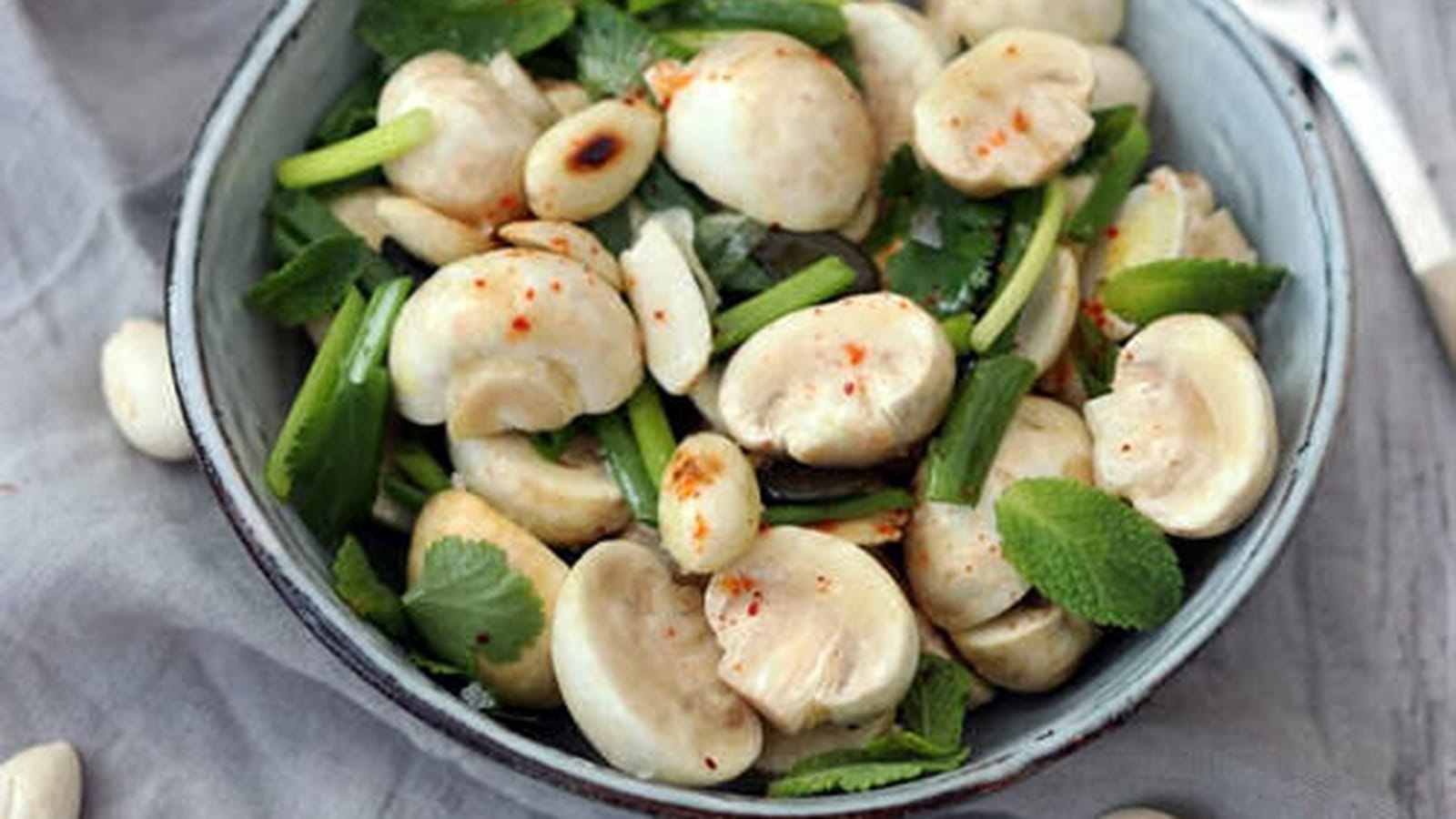 Salade de petits champignons Lou crus aux amandes et aux herbes