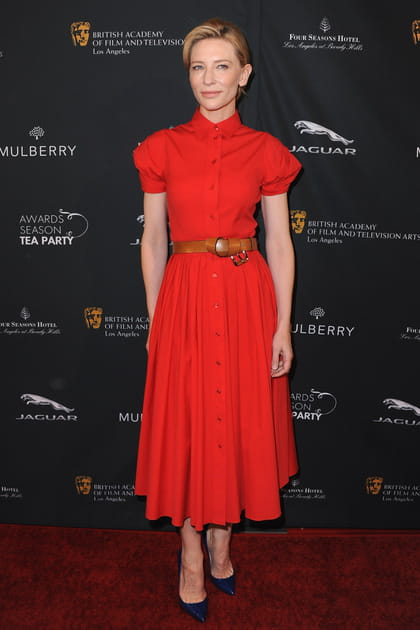 Cate Blanchett en robe midi rouge et ceinture camel