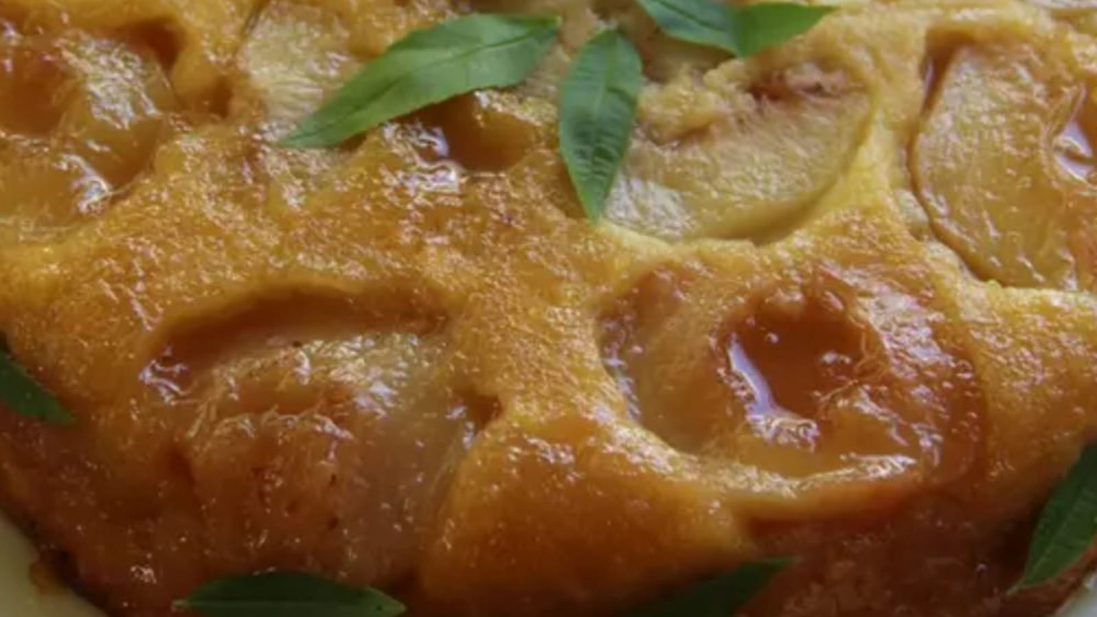 Gâteau renverse aux pêches blanches et au miel de tournesol du Gatinais