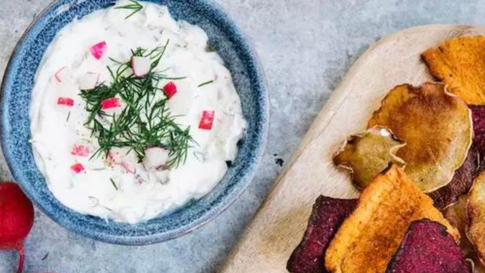 Chips de légumes et dips de fromage frais