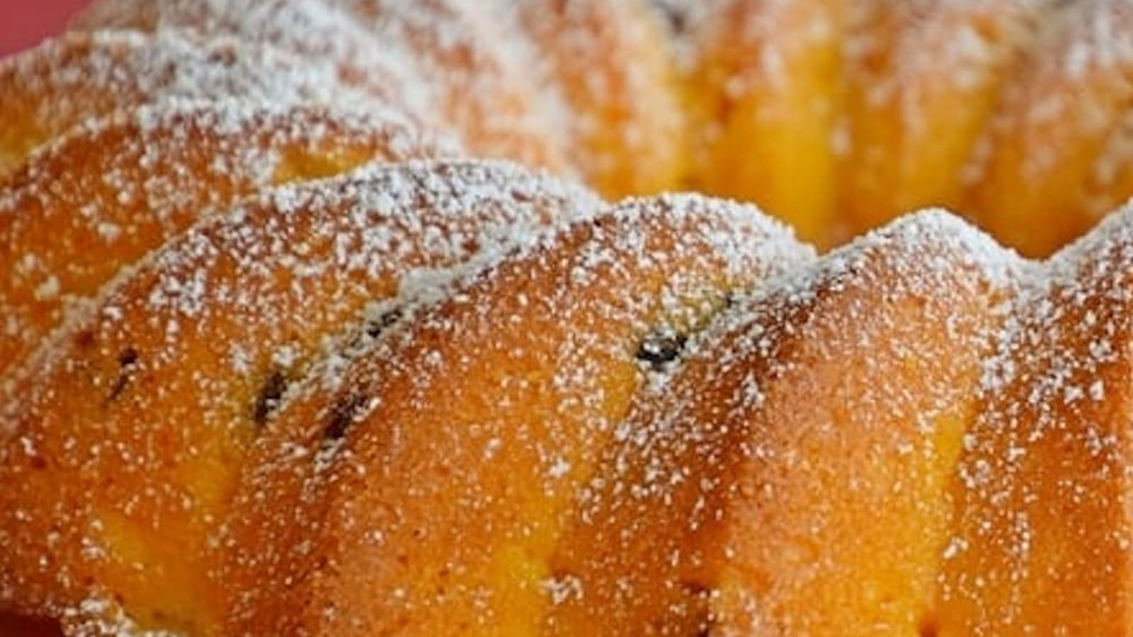 Gâteau au yaourt aux pommes et raisins parfumé au rhum