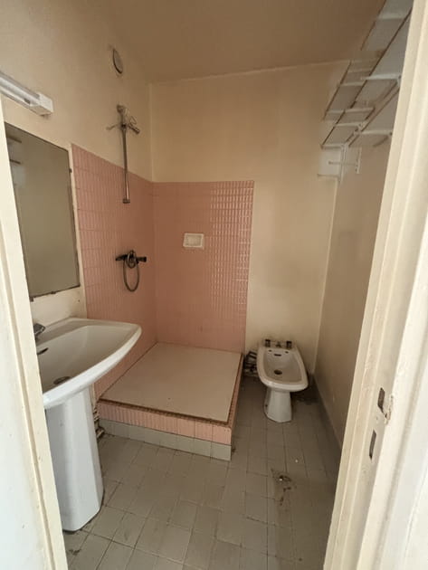 Avant&nbsp;: une salle d'eau en tr&egrave;s mauvais &eacute;tat