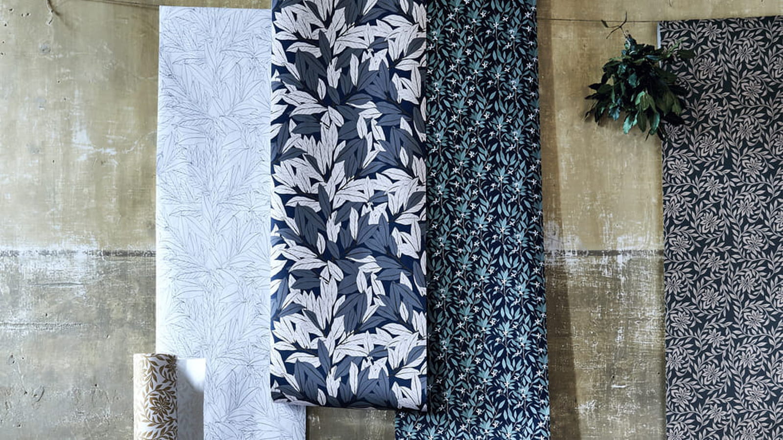 Papier peint à motifs fleuris 