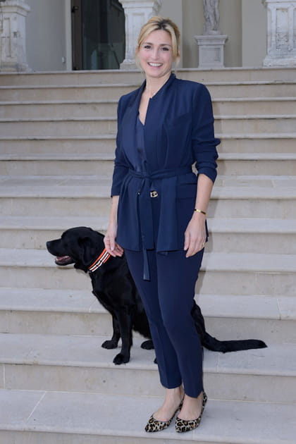 Julie Gayet en look monochrome bleu et ballerines imprim&eacute;es
