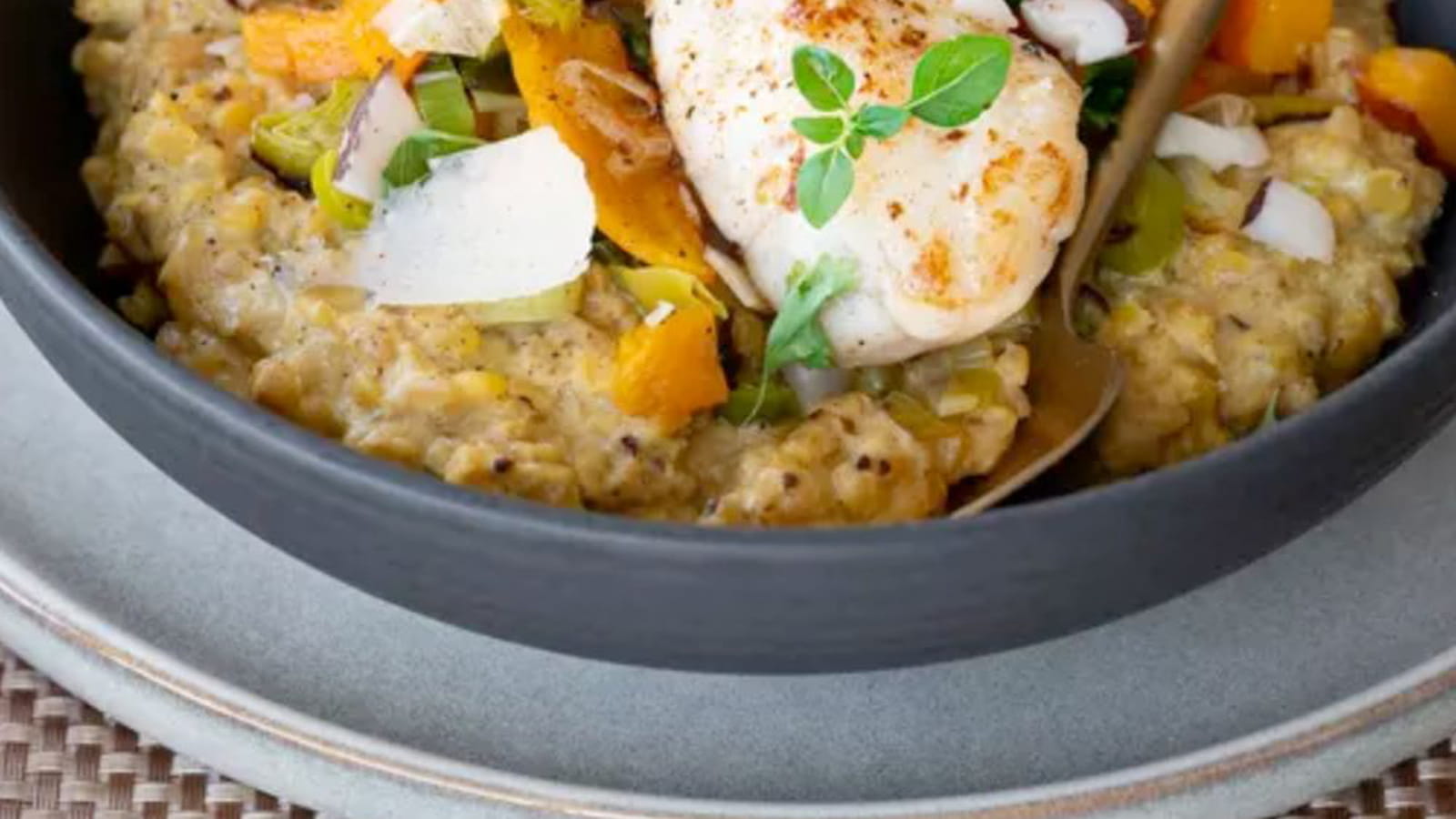 Risotto crémeux aux lentilles bicolores et lait de coco, lotte & légumes grillés