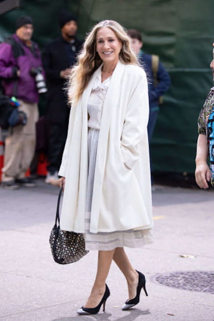 Carrie Bradshaw en manteau blanc London Fog et sac à main Sonia Rykiel