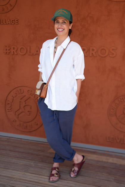 Amelle Chahbi en chemise blanche et pantalon en lin
