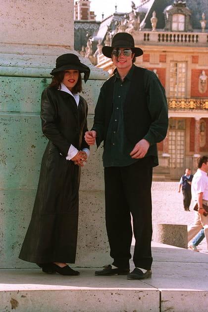 Lisa Marie Presley en ensemble noir et chemise blanche