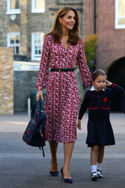 Kate Middleton en robe graphique manches longues d&eacute;collet&eacute; en V