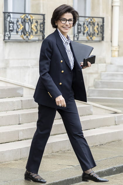 Rachida Dati en tailleur noir à la coupe droite et babies à brides