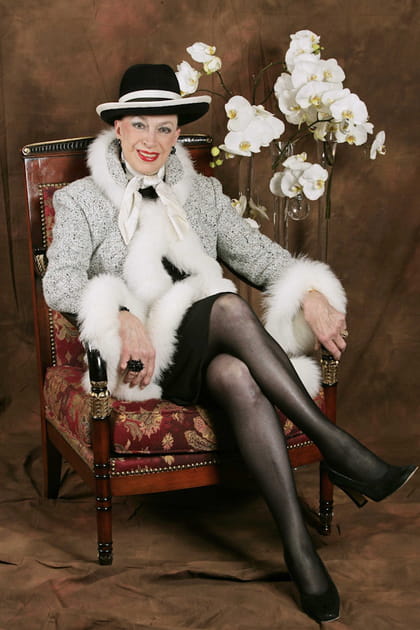 Geneviève de Fontenay en chapeau bicolore et manteau en fourrure