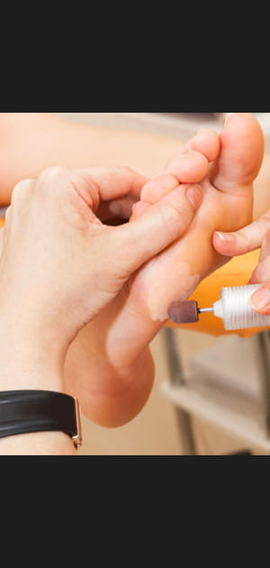 Soin des pieds&nbsp;: poncer les callosit&eacute;s