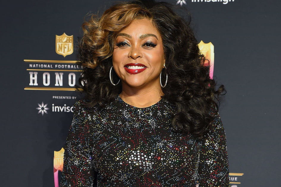 Les cheveux boucl&eacute;s avec m&egrave;che caramel de Taraji P. Henson