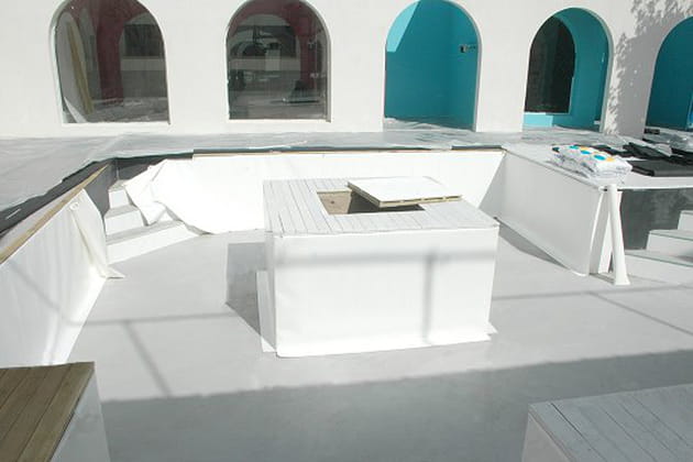 Une piscine vêtue de blanc