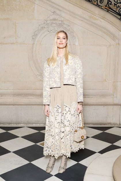 Beatrice Borromeo Casiraghi en robe beige &agrave; dentelle et veste courte&nbsp;au d&eacute;fil&eacute; Dior haute couture printemps-&eacute;t&eacute; 2024