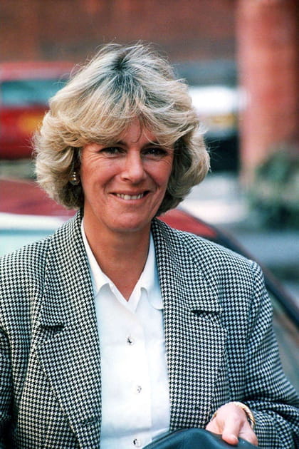 Camilla Parker-Bowles en veste pied-de-poule et chemise blanche