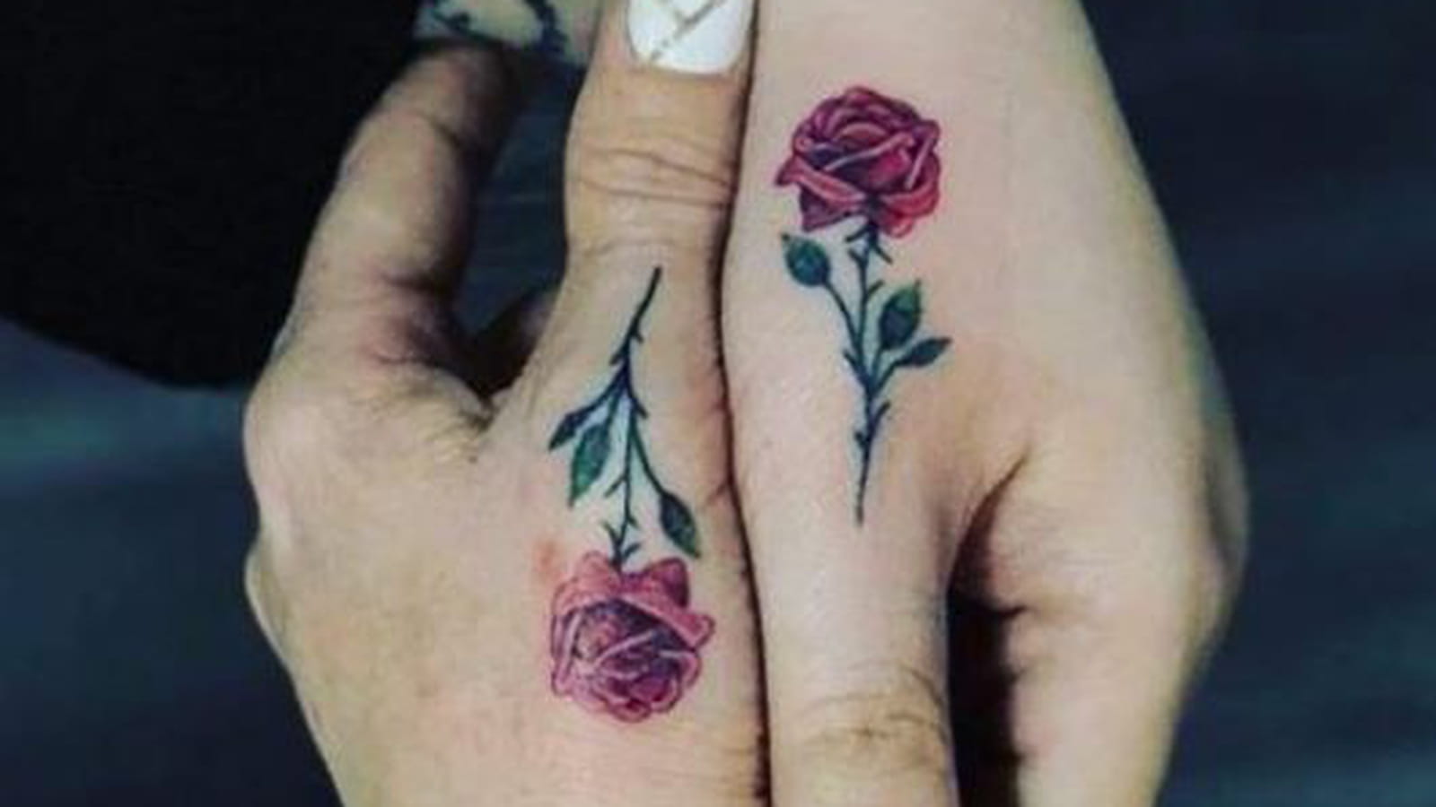 Rose réaliste sur la main
