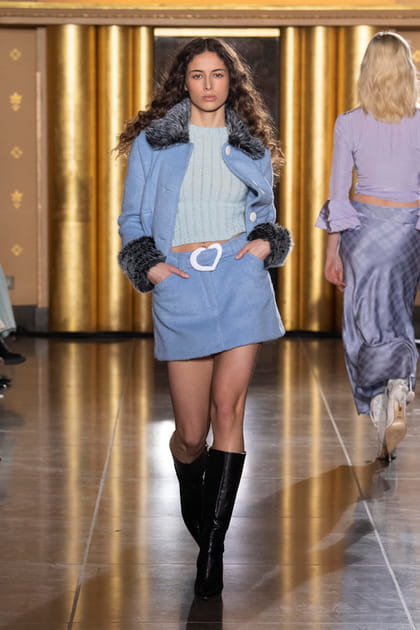 Minijupe pastel et veste coordonn&eacute;e &agrave; d&eacute;tails en fausse fourrure aper&ccedil;ues sur le d&eacute;fil&eacute; MaisonCl&eacute;o