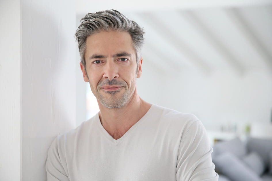 Les 20&nbsp;meilleures coiffures pour les hommes aux cheveux gris