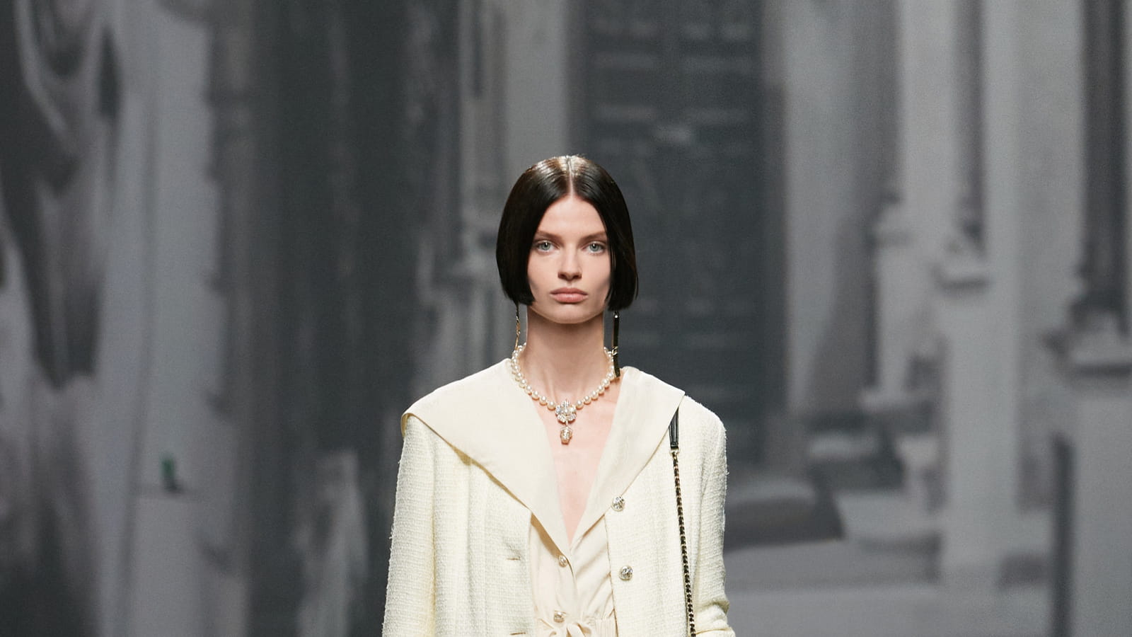 Look 16