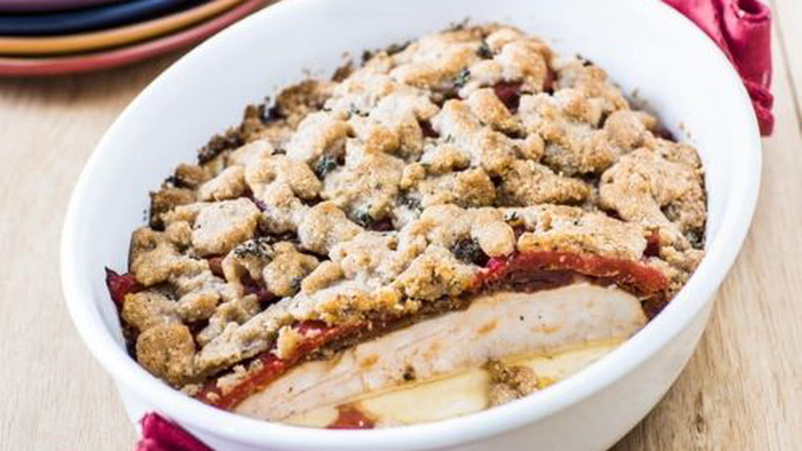 Crumble de noisettes et de parmesan, filets de poulet aux poivrons et aux tomates confites