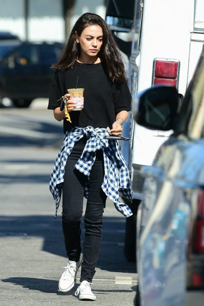 Mila Kunis avec chemise nouée