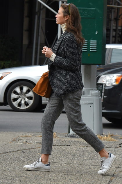 Christy Turlington en veste en tweed et baskets Adidas