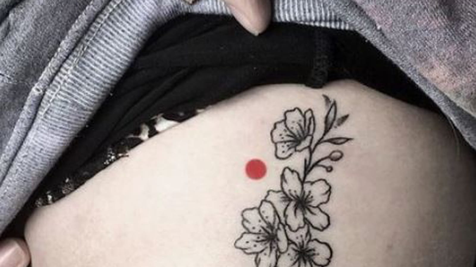 Fleurs de cerisier en noir et blanc sur le flanc